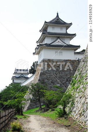 明石城の巽櫓(手前)と奥に坤櫓(縦構図)(兵庫県明石市) 114916929