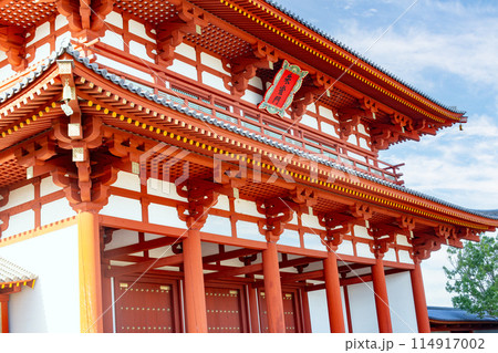 奈良県平城京跡に再建された朱雀門 114917002