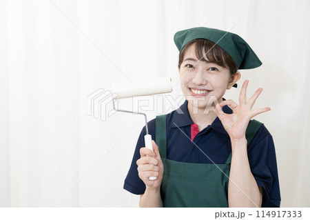 カーペットクリーナーを持つハウスクリーニングの女性作業員 114917333