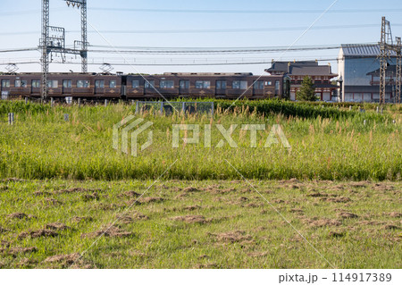 奈良県平城宮跡歴史公園内を走る近鉄電車と大極殿跡 奈良県平城宮跡歴史公園内を走る近鉄電車と大極殿跡 114917389