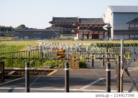 奈良県平城宮跡歴史公園内を走る近鉄電車と大極殿跡 奈良県平城宮跡歴史公園内を走る近鉄電車と大極殿跡 114917390