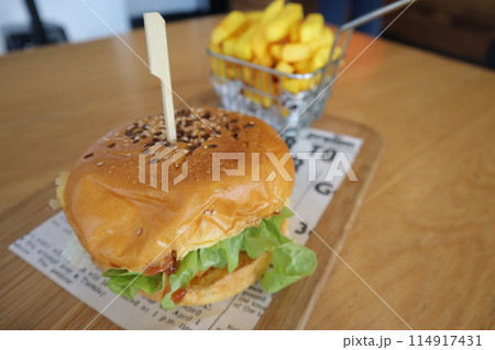 オーストラリアで食べるハンバーガー オーストラリアで食べるハンバーガー 114917431
