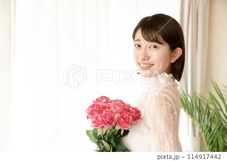 赤い薔薇の花束を持って微笑む女性 赤い薔薇の花束を持って微笑む女性 114917442