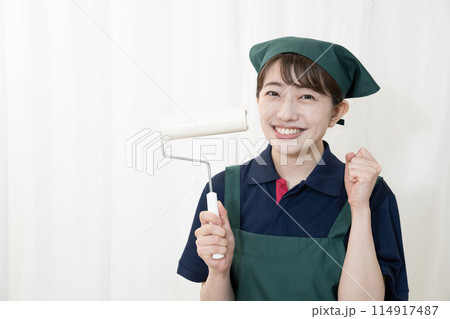 カーペットクリーナーを持つハウスクリーニングの女性作業員 カーペットクリーナーを持つハウスクリーニングの女性作業員 114917487