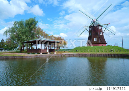 青空とあけぼの山農業公園の風車 青空とあけぼの山農業公園の風車 114917521