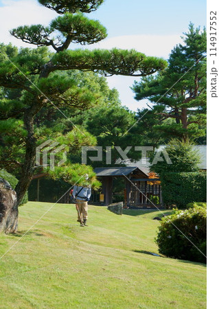 日本庭園の芝刈りをする職人 114917552