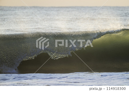 海の荒波 114918300