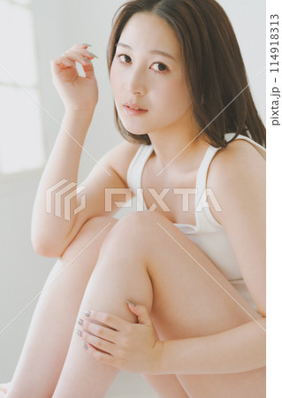 若い日本人女性のフットケアイメージ 114918313