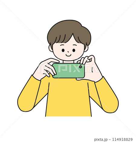 スマートフォンで撮影する男性 114918829