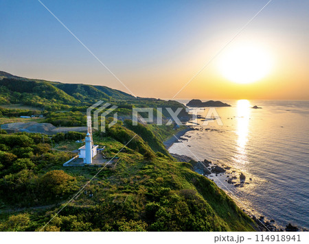 弾埼灯台と二ツ亀(新潟県佐渡市 ※二ツ亀は奥) 弾埼灯台と二ツ亀(新潟県佐渡市 ※二ツ亀は奥) 114918941