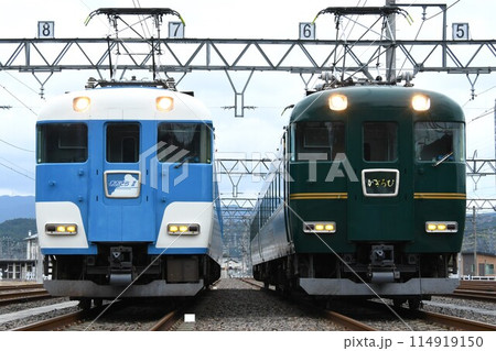 車両基地で並ぶ近畿日本鉄道15200系と15400系 114919150