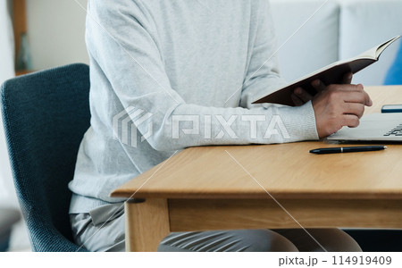 リビングで考え込む男性 リビングで考え込む男性 114919409