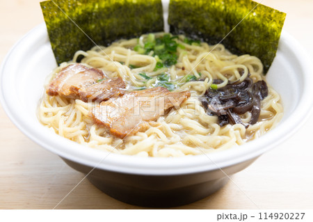 おいしいカップ麺の海苔入りとんこつラーメン 114920227