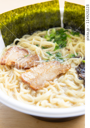 おいしいカップ麺の海苔入りとんこつラーメン 114920228