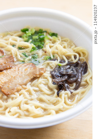 おいしいカップ麺の豚骨ラーメン 114920237