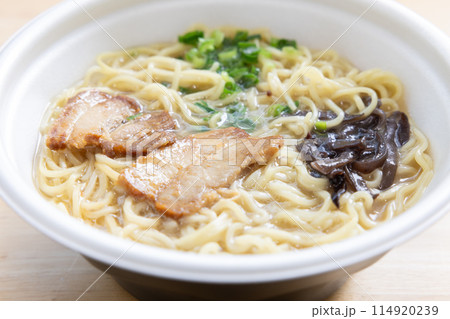 おいしいカップ麺のとんこつラーメン 114920239