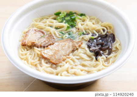 おいしいカップ麺の豚骨ラーメン 114920240