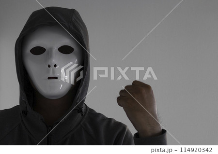 白い仮面をつけ握りこぶしする男性 114920342