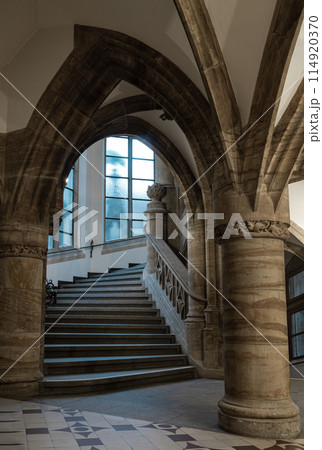 Gothic architectural style with arches of famous New Town Hall (Neues Rathaus). 114920370