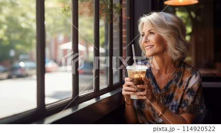 カフェ高齢者女性3 114920522