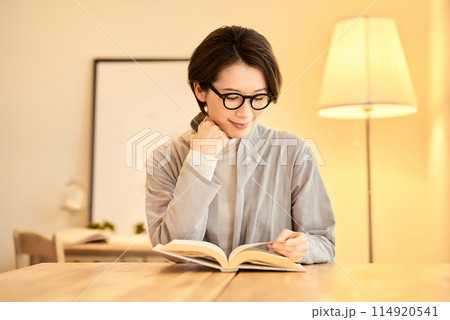 部屋で読書する女性 114920541