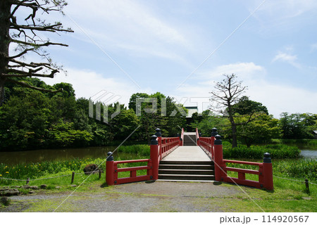 称名寺　朱塗りの反橋と平橋 114920567