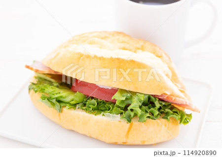 朝食の美味しいベーコンチーズサンドとコーヒー 114920890