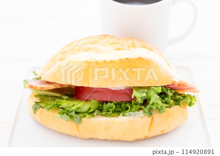 朝食の美味しいベーコンチーズサンドとコーヒー 朝食の美味しいベーコンチーズサンドとコーヒー 114920891