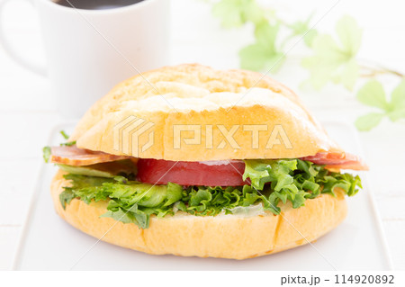 朝食の美味しいベーコンチーズサンドとコーヒー 朝食の美味しいベーコンチーズサンドとコーヒー 114920892