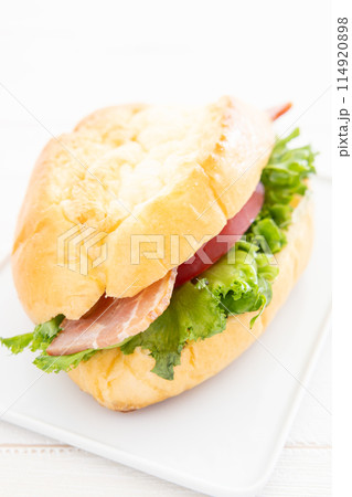 朝食の美味しいベーコンチーズサンド 114920898