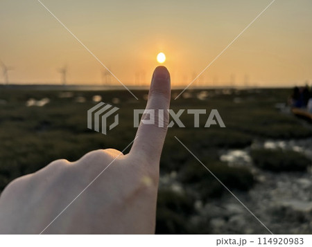 【台湾】高美湿地の夕日と太陽を指さす手 【台湾】高美湿地の夕日と太陽を指さす手 114920983