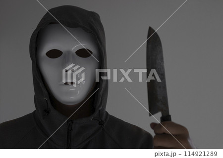白い仮面をつけ包丁を持つ男性 白い仮面をつけ包丁を持つ男性 114921289