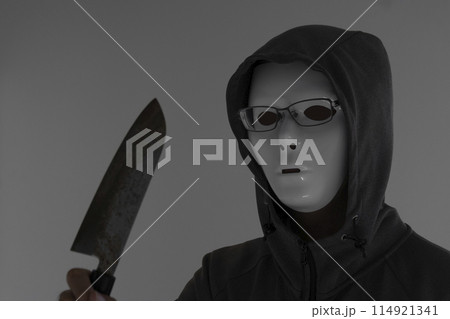 白い仮面と眼鏡をつけ包丁を持つ男性 114921341