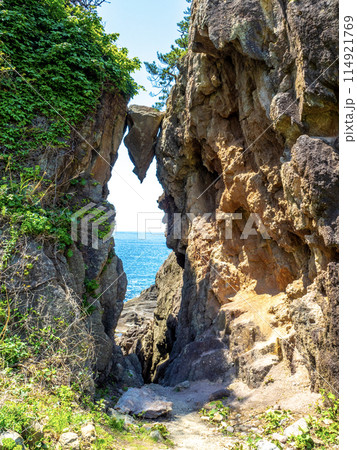 弁慶のはさみ岩（新潟県佐渡市） 114921769