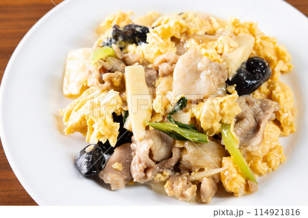 おいしい中華料理の豚肉と玉子のいりつけ 114921816