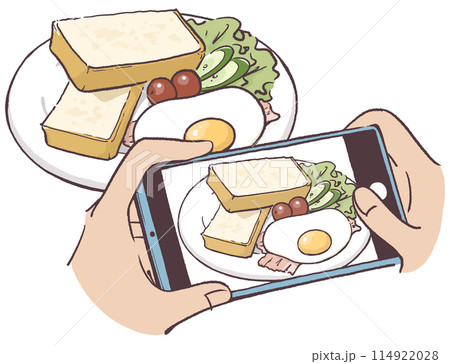 トーストとベーコンエッグのプレートをスマホカメラで撮影する手 114922028