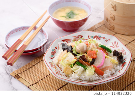 中華丼 白飯の上に八宝菜を盛りつけた日本式中華料理 中華丼 白飯の上に八宝菜を盛りつけた日本式中華料理 114922320