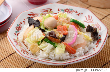 中華丼 白飯の上に八宝菜を盛りつけた日本式中華料理 中華丼 白飯の上に八宝菜を盛りつけた日本式中華料理 114922322