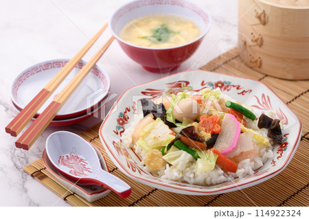 中華丼 白飯の上に八宝菜を盛りつけた日本式中華料理 中華丼 白飯の上に八宝菜を盛りつけた日本式中華料理 114922324