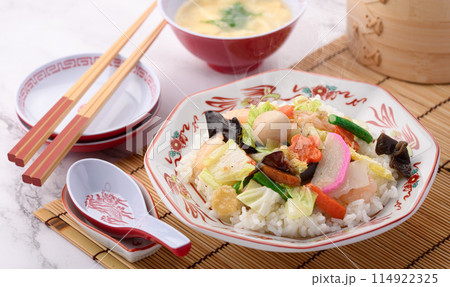 中華丼　白飯の上に八宝菜を盛りつけた日本式中華料理 114922325