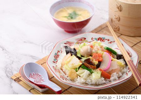 中華丼　白飯の上に八宝菜を盛りつけた日本式中華料理 114922341