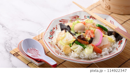 中華丼　白飯の上に八宝菜を盛りつけた日本式中華料理 114922347