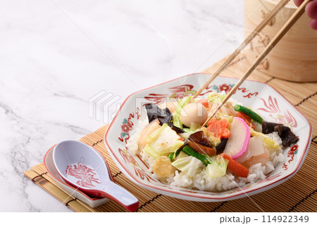 中華丼 白飯の上に八宝菜を盛りつけた日本式中華料理 中華丼 白飯の上に八宝菜を盛りつけた日本式中華料理 114922349