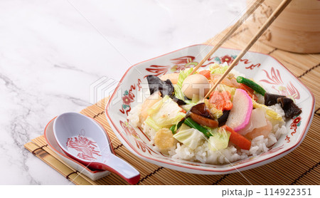 中華丼　白飯の上に八宝菜を盛りつけた日本式中華料理 114922351