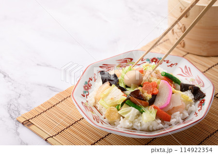 中華丼 白飯の上に八宝菜を盛りつけた日本式中華料理 中華丼 白飯の上に八宝菜を盛りつけた日本式中華料理 114922354