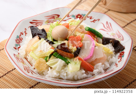 中華丼 白飯の上に八宝菜を盛りつけた日本式中華料理 中華丼 白飯の上に八宝菜を盛りつけた日本式中華料理 114922358