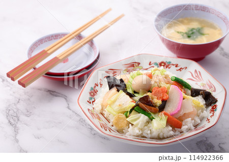 中華丼　白飯の上に八宝菜を盛りつけた日本式中華料理 114922366