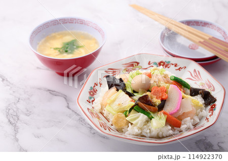 中華丼　白飯の上に八宝菜を盛りつけた日本式中華料理 114922370