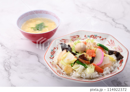 中華丼　白飯の上に八宝菜を盛りつけた日本式中華料理 114922372