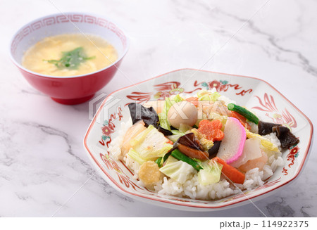 中華丼　白飯の上に八宝菜を盛りつけた日本式中華料理 114922375